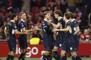 Spelers van Go Ahead vieren een goal van Milan Smit