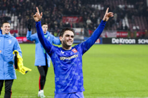 Bart van Rooij juicht na de zege op FC Utrecht