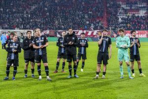 SC Heerenveen-spelers balen na het verlies bij FC Twente