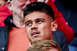 Mees Hilgers kijkt toe