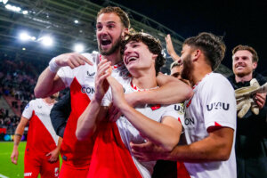 David Min en Paxton Aaronson vieren de zege tegen RKC in Utrecht