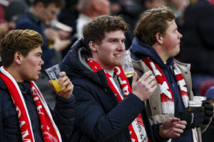 Ajax-fans aan het bier in de Arena