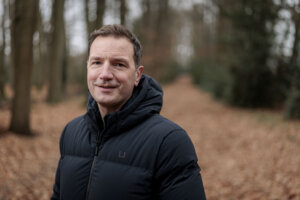 Arnold Bruggink in het bos