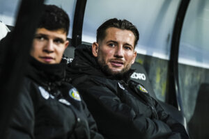 Mitchell Dijks zit op de bank