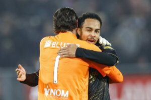 Joël Drommel en Marvin Young feliciteren elkaar na een zege