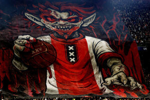 Ajax-fans met een heerlijke sfeeractie