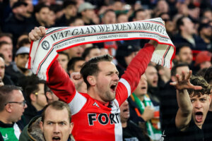 Fanatieke Feyenoord-fans in De Kuip