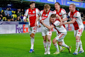 Ajax-spelers vieren de goal van Oliver Edvardsen in Spanje