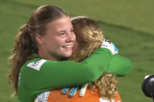 Maren Groothoff wordt geknuffeld na haar heldenrol voor Oranje O17