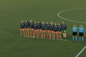 De speelsters van Oranje O19 voorafgaand aan het duel met Schotland