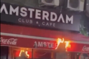 De luifel van café 'Amsterdam' in Boekarest staat in brand