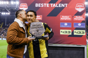 Miliano Jonathans wordt gefeliciteerd en geknuffeld door zijn vader