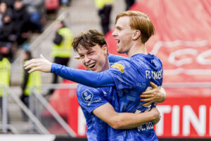 Mats Rots juicht na zijn treffer tegen FC Utrecht