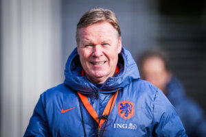 Ronald Koeman kijkt in de zon