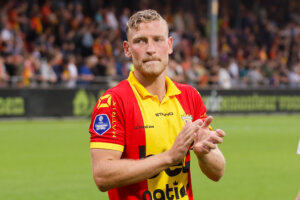 Joris Kramer bedankt de fans van Go Ahead Eagles in de Adelaarshorst