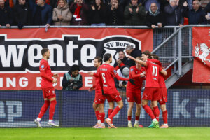 FC Twente-spelers vieren een treffer van Sam Lammers in De Grolsch Veste