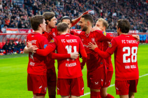 Sam Lammers wordt gefeliciteerd na zijn goal in De Grolsch Veste