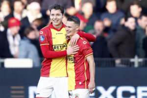 Evert Linthorst feliciteert Mathis Suray met zijn treffer