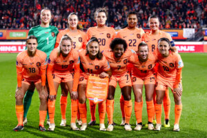 Elftalfoto van de OranjeLeeuwinnen in Heerenveen