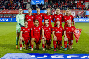 De speelsters van FC Twente voorafgaand aan het duel met Atlético Madrid