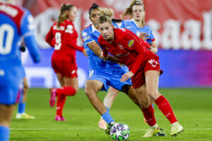 Eva Oude Elberink (FC Twente) tegen Atlético Madrid