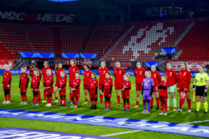 De speelsters van FC Twente voorafgaand aan het duel met Real Madrid