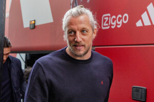Remko Pasveer bij de spelersbus van Ajax