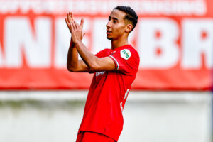 Anass Salah-Eddine bedankt de fans van FC Twente