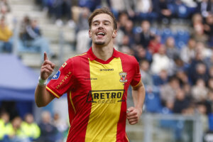 Milan Smit juicht na een goal van Go Ahead Eagles