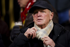 Jan Streuer met een sjaal om