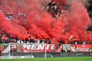 FC Twente-fans zorgen voor rode rook bij Vak-P