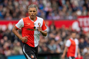 Pierre van Hooijdonk in actie met de Feyenoord Legends