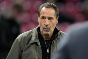 John van 't Schip als analyticus in de Johan Cruijff Arena