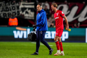 Michel Vlap met een blessure van het veld af
