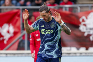 Wout Weghorst biedt zijn excuses aan na zijn goal