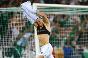 Brynjolfur Willumsson trekt zijn shirt uit