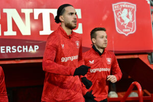 Ramiz Zerrouki en Mathias Kjølø komen het veld op in De Grolsch Veste
