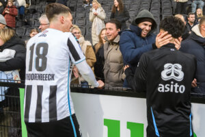 Jeffrey de Visscher en Ramiz Zerrouki langs de lijn bij Alec van Hoorenbeeck en Naci Ünüvar