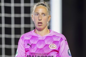 Sari van Veenendaal in het shirt van PSV