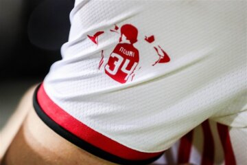 Abdelhak Nouri op de mouw van het Ajax-shirt