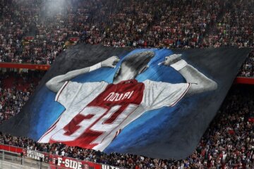 Spandoek voor Abdelhak Nouri in de Johan Cruijff Arena