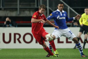 Luuk de Jong in duel met Joel Matip