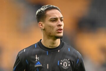 Antony in een trui van Adidas bij Manchester United