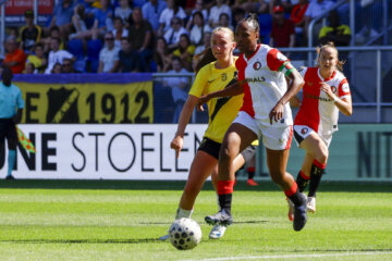 Celainy Obispo (Feyenoord) aan de bal tegen NAC Breda