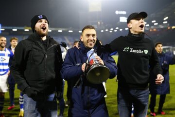 Bram van Polen viert feest met PEC Zwolle-fans