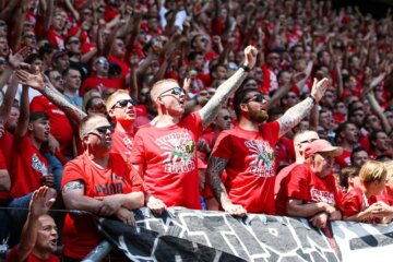 FC Twente-fans strijden in Enschede voor Europees voetbal