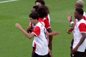 Jaden Slory wordt gefeliciteerd na de 2-0 tegen Celtic