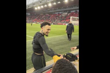 Quilindschy Hartman geeft zijn shirt aan een fan