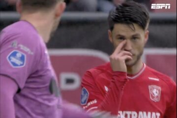 Ricky van Wolfswinkel met een opvallend gebaar