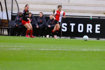 Emma Pijnenburg (Feyenoord) in het duel met Excelsior
